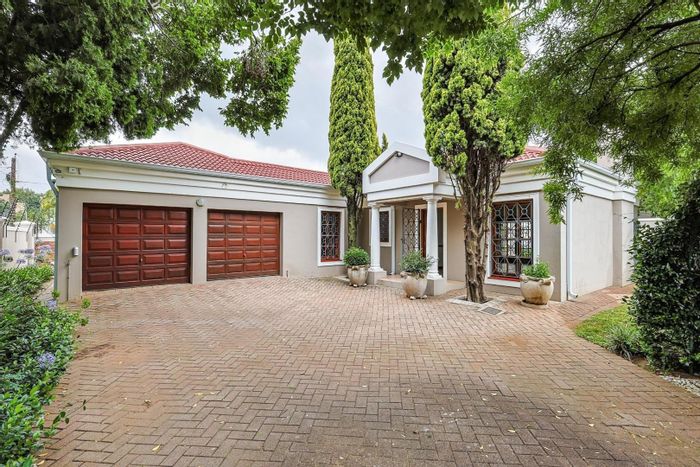 Brooklyn House To Rent: 3 Bedrooms, Garden, Double Garage, Secure Access.