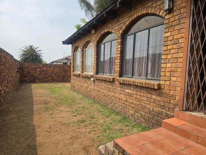 House for Sale in South Hills: 3 bedrooms, pool, lapa, and spacious living areas.