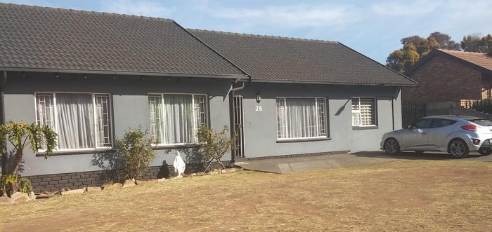 House To Rent in Mayberry Park: 4 beds, pool, cottage, ample parking.