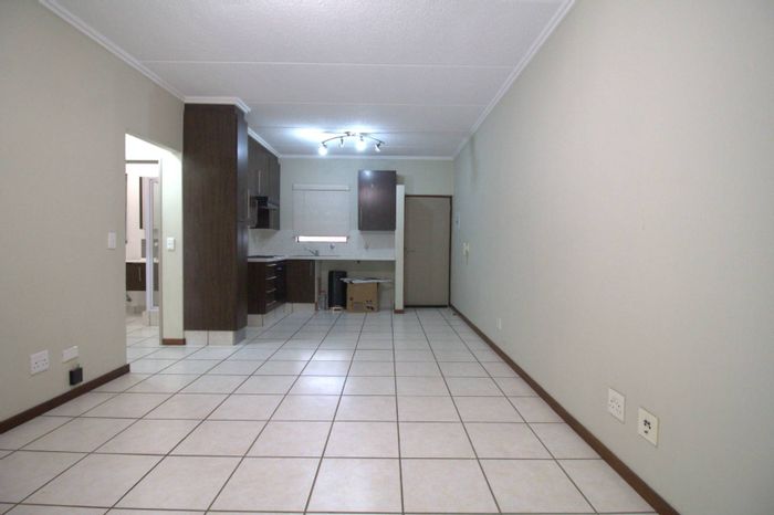 Lonehill Apartment To Rent: 1 bed, pool, 24-hour security, balcony, covered parking.