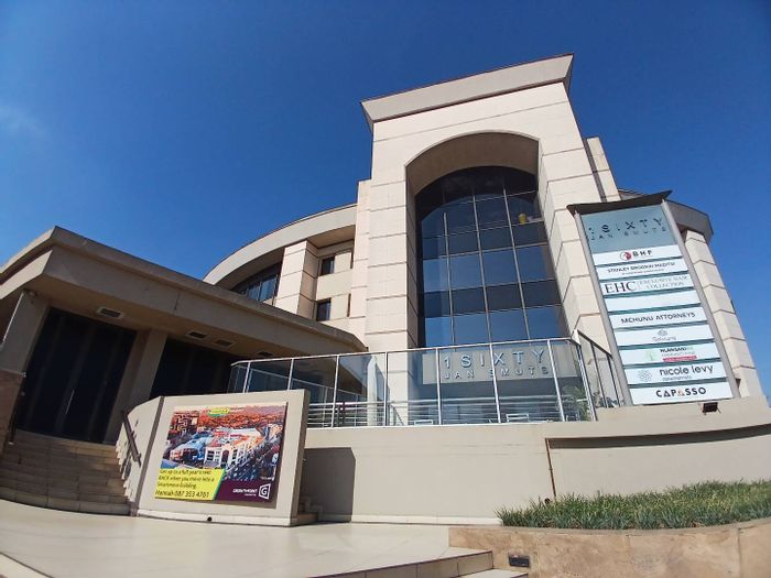 To Rent: Office in Rosebank with 818 sqm, courtyard, and prime location.