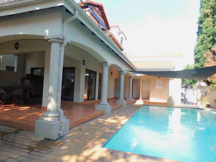 Lonehill Apartment To Rent: 2 beds, loft lounge, balcony, pool, 24-hour security.