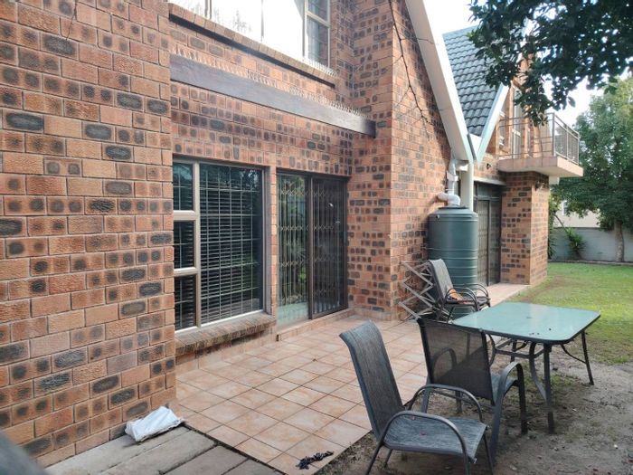 Heldervue Apartment To Rent: 1-bedroom, secure living, off-street parking, enclosed area.