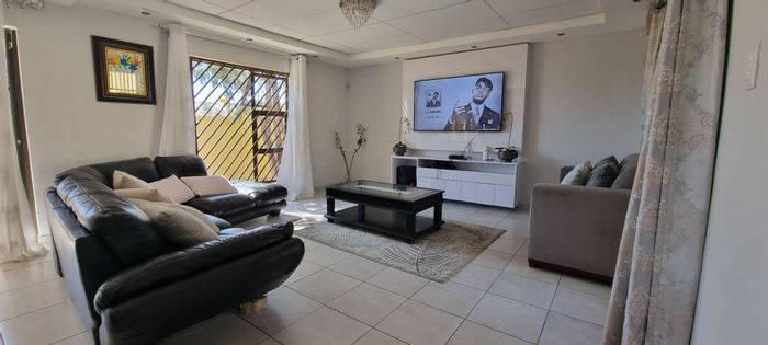 Otjomuise House For Sale: 3 bedrooms, splash pool, double garage, braai area.