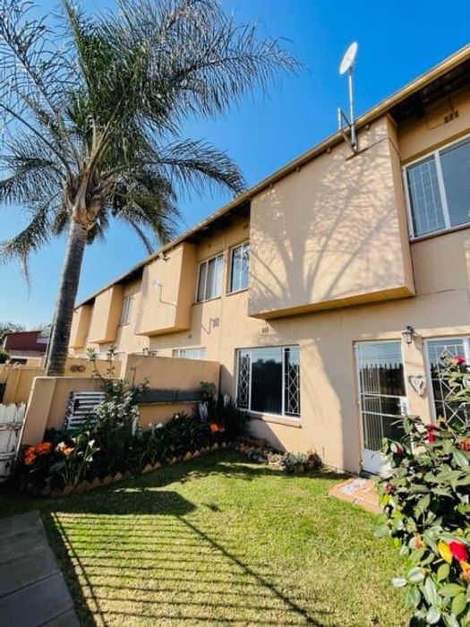 Alberton Central Townhouse To Rent: 3 Bedrooms, pet-friendly garden, spacious lounge.