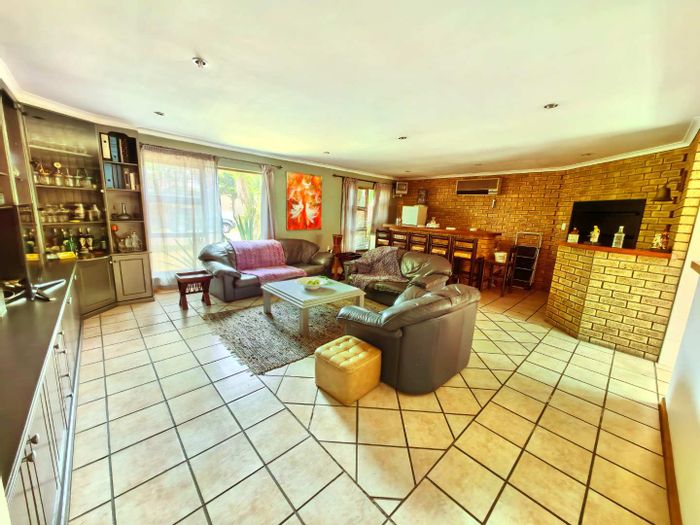 Tygerdal House For Sale: 3 bedrooms, pool, garage, and entertainment room.