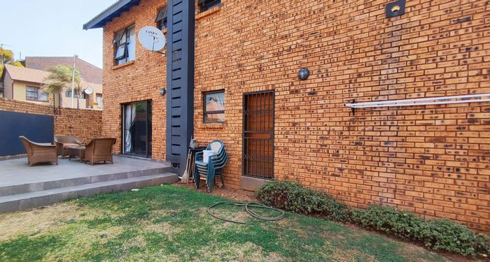 Raceview Townhouse For Sale: 3 beds, private garden, double garage, secure complex.