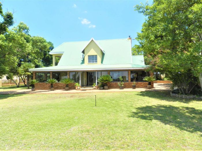 Hekpoort Farm For Sale: 22 hectares, river frontage, multiple residences, irrigation system.