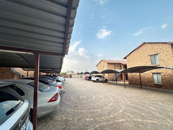 Olievenhoutbosch Apartment For Sale: 2 Bedrooms, secure complex, move-in ready.