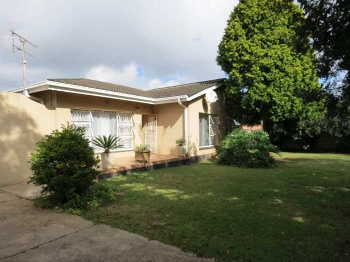 3-bedroom house to rent in Northmead with garage, carport, and studio space.