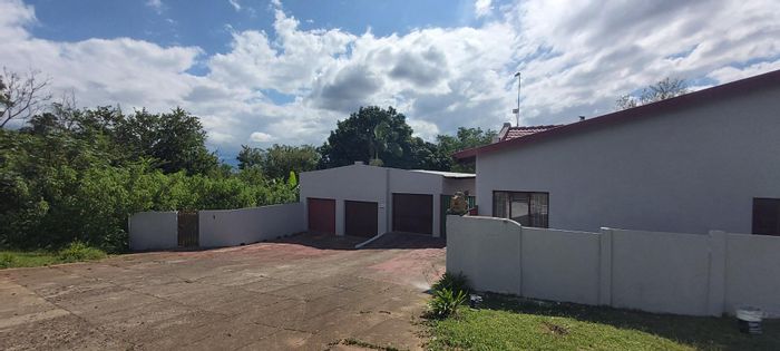 For Sale: House in Barberton Central with pool, lapa, and special zoning.