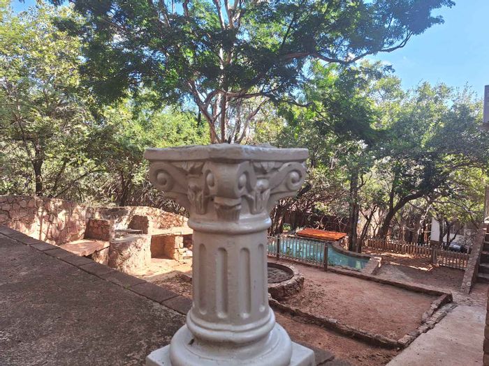 Leeupoort Central House For Sale: 4 beds, pool, boma, fully furnished, spacious living.