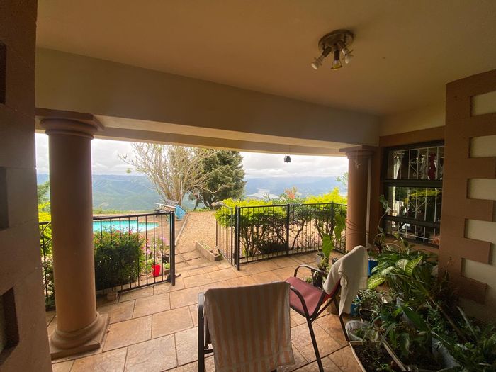 Crestview Apartment To Rent: 2 beds, pool, garage, stunning views, spacious layout.