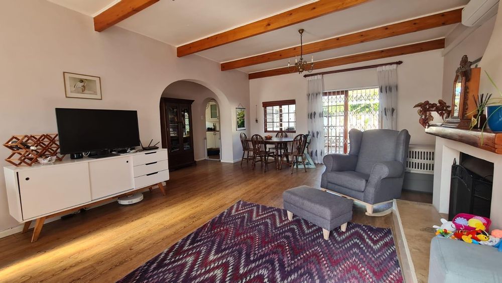 Twobedroom house with ensuite baths, flatlet, petfriendly, wheelchair