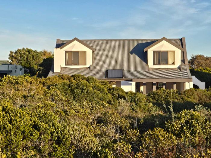 For Sale: House in Grotto Bay Central with pool, study, and 24/7 security.