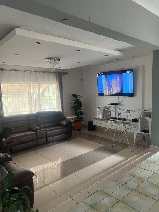 Eros Park House For Sale: 4 bedrooms, pool, flat, and renovation potential.