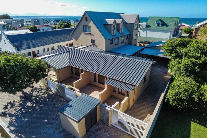 Hartenbos Central House To Rent: 4 bedrooms, beach access, braai area, WiFi included.