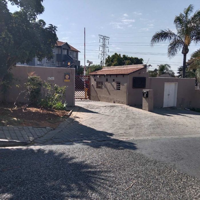 Townhouse To Rent in Linmeyer: 2 beds, balcony, secure complex, close to amenities.