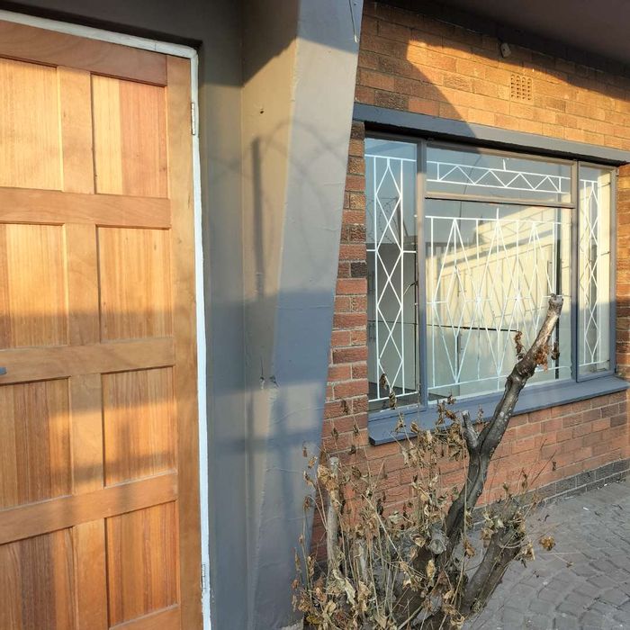 Actonville Apartment To Rent: 2 bedrooms, secure parking, pre-paid utilities, shared yard.