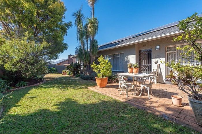 For Sale: Verwoerdpark House with pool, bar, garages, and solar energy.