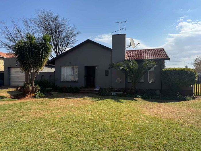 For Sale: House in Florentia with 3 bedrooms, large garden, and garage.
