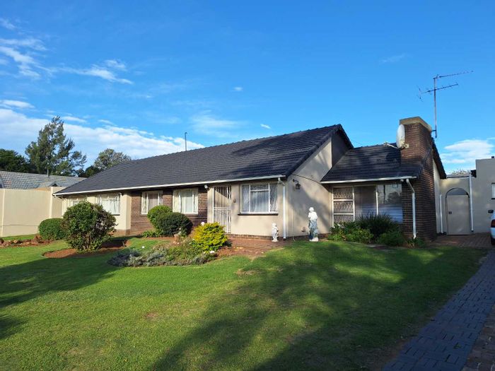 Rynfield House For Sale: 4 bedrooms, flatlet, expansive garden, security features.