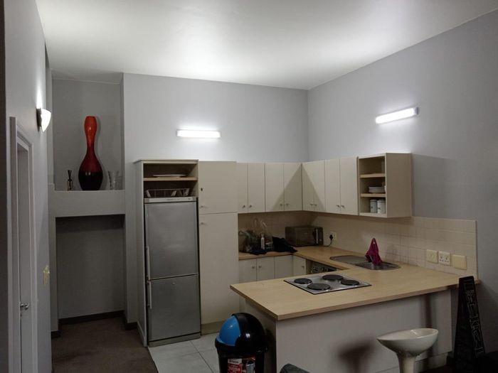 For Sale: Apartment in Cape Town City Centre with pool, gym, and parking.