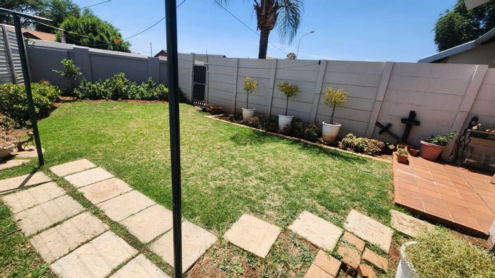 Rooihuiskraal North Townhouse For Sale: Private garden, communal pool, top security features.