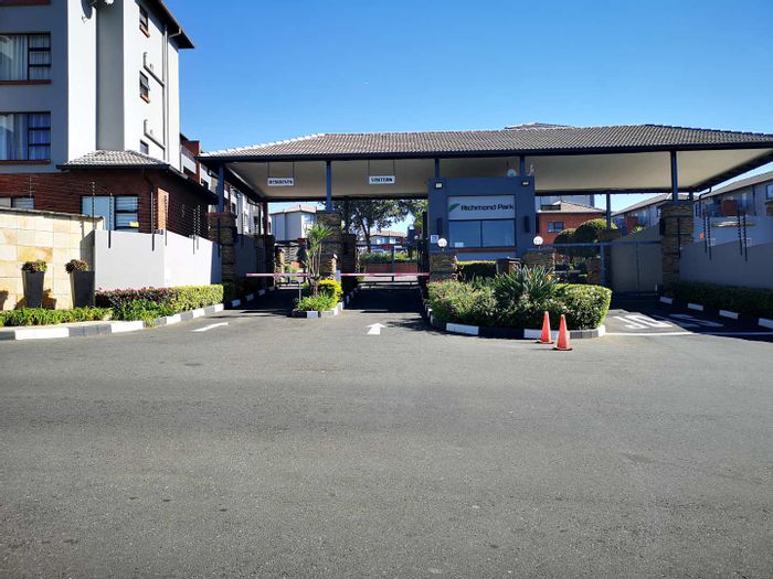 Oakdene Townhouse To Rent: 3 beds, private garden, pet-friendly, 24-hour security.