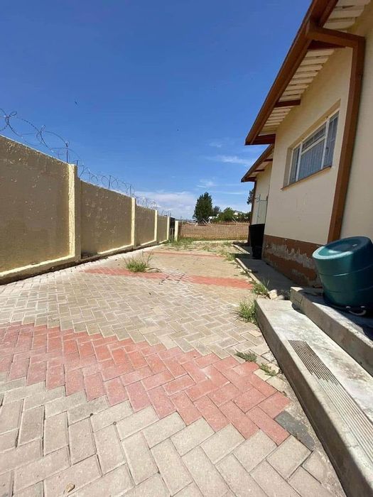 For Sale: Windhoek West House with 4 bedrooms, 4 flats, and spacious erf.