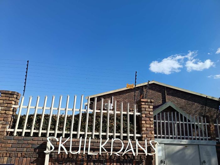 Townhouse For Sale in Brackendowns: 2 beds, pool, squash court, and parking.
