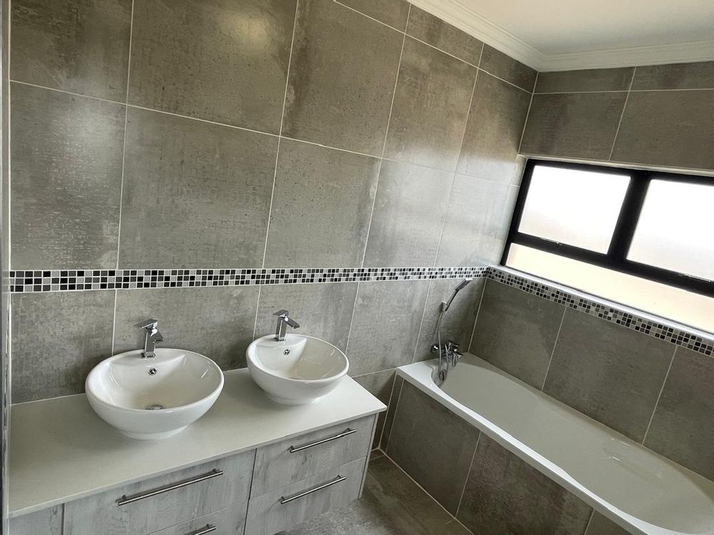 Main en -suite bathroom
