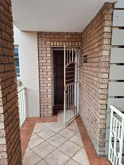 Olympus Townhouse To Rent: 2 Bedrooms, pool access, garage, secure complex.