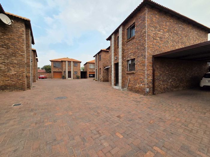 Randhart Townhouse For Sale: 3 beds, private garden, security, and pet-friendly.