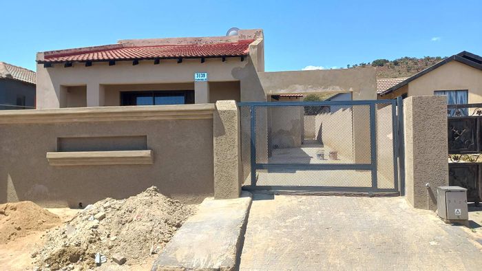 House for Sale in Naturena: Renovated, 3 beds, flatlet, near amenities.