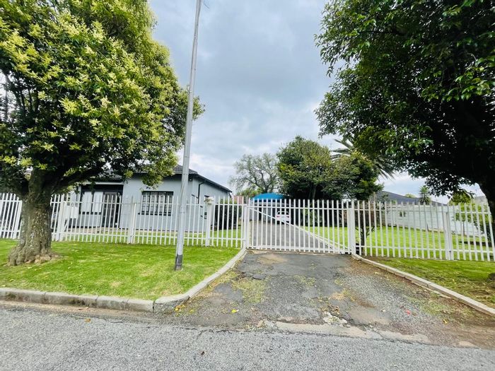 3-Bedroom House with Flatlet, Yard, and Parking To Rent in Brakpan Central.