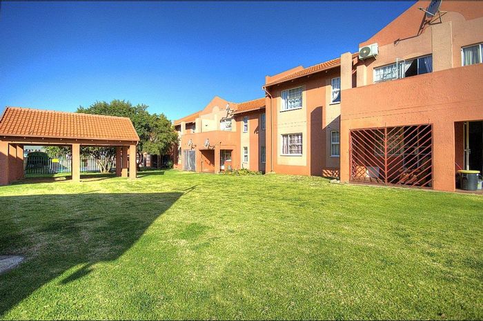 Meyersdal Apartment For Sale: 2 bedrooms, pool, braai area, communal gardens.