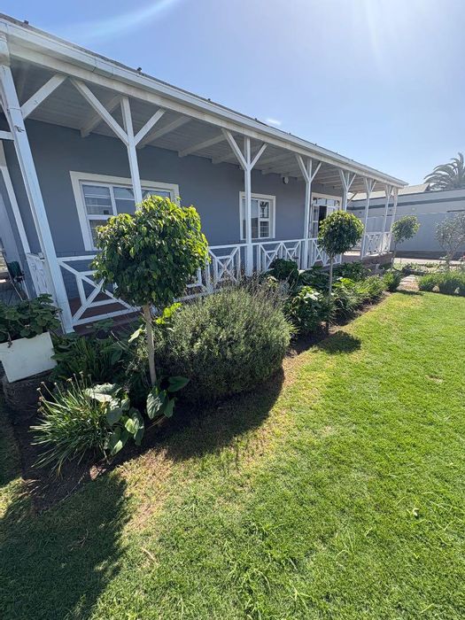 3 Bedroom House To Rent in Walvis Bay Central with garden, garage, and amenities.