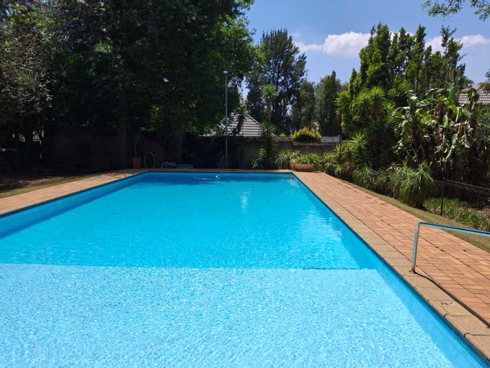 Illovo Apartment To Rent: Three bedrooms, pool, 24-hour security, near shopping.