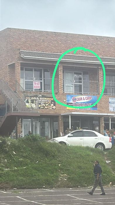 Retail space to rent in Chatsworth with cold rooms and ample parking.