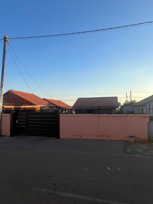 House for Sale in Soshanguve Ext: 2 Bedrooms, Carport, Near Schools and Shopping.