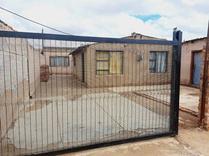 For Sale: Mamelodi East House with 4 outside rooms, secure yard, and transport access.