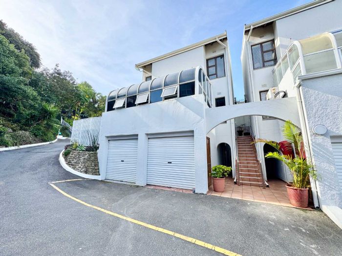 Furnished townhouse in Umhlanga Central, 3 beds, pool, near beach – To Rent.