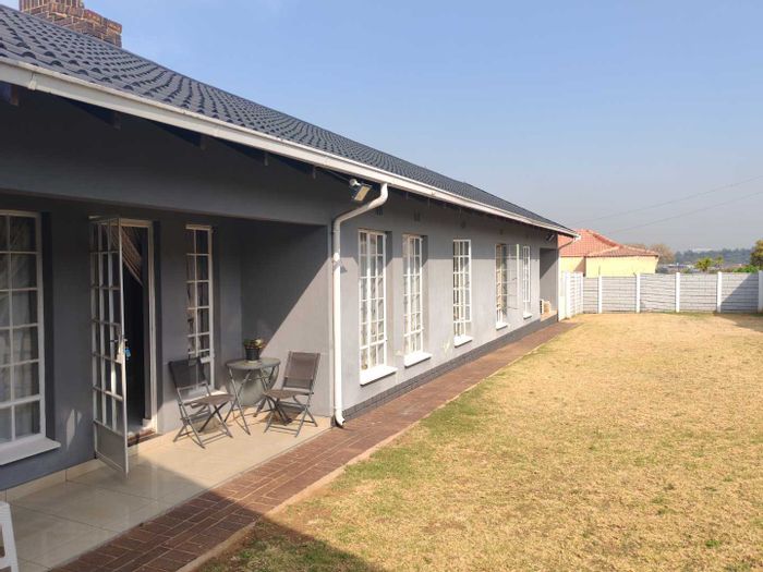 Ridgeway House For Sale: 4 Bedrooms, spacious garden, double garage, lapa area.