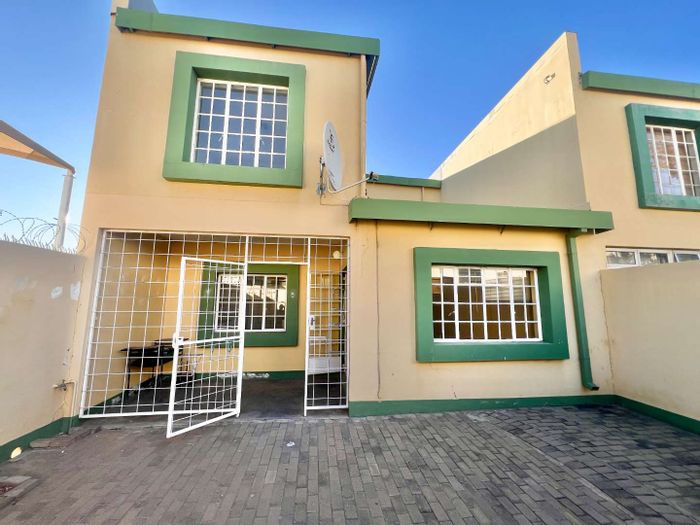 Hochlandpark Townhouse For Sale: 2 Bedrooms, garage, courtyard, close to Spar.