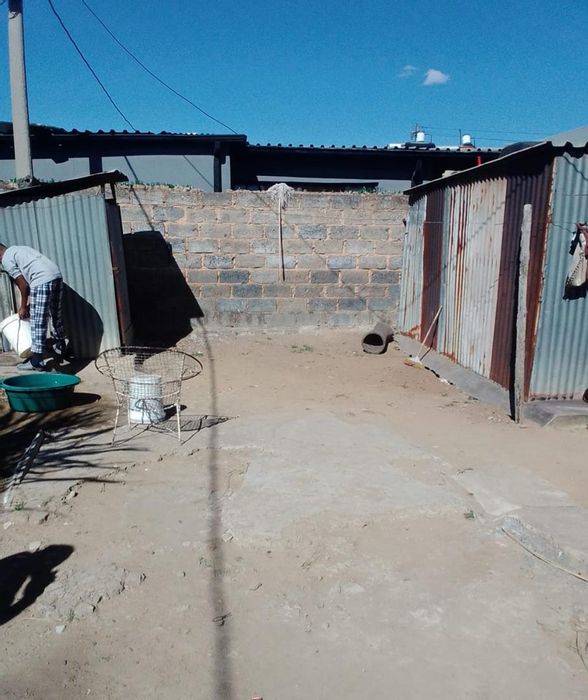 Ivory Park House For Sale: 2 beds, 1 bath, close to transport and shops.