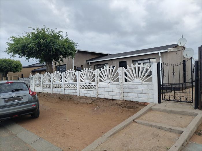 Daveyton House For Sale: Includes granny flat, extra rooms, and storage options.