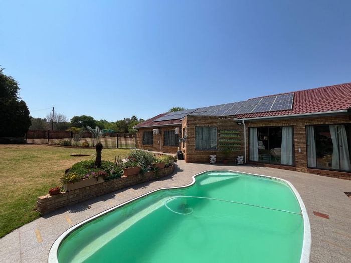 Raslouw House For Sale: 3 Bedrooms, Pool, Boma, Solar, Pizza Oven.