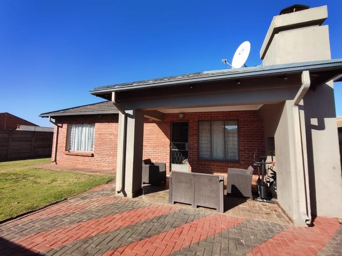 For Sale: Townhouse in Andeon with 3 bedrooms, patio, double carport, and yard.