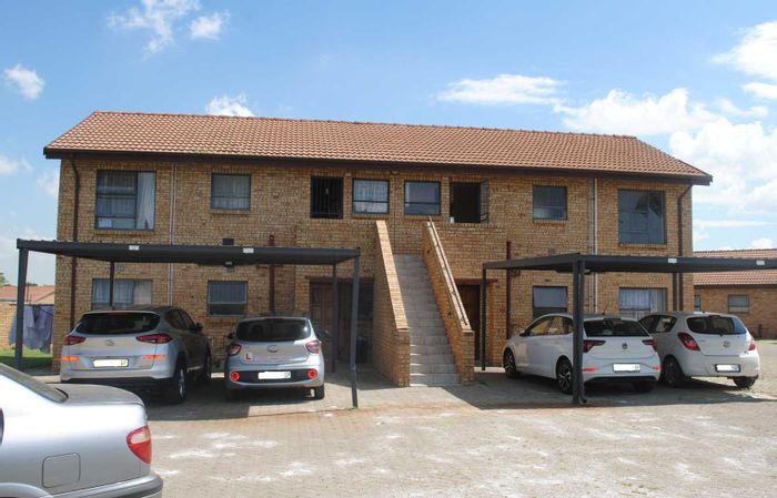 Riversdale Townhouse For Sale: Secure complex, closed balcony, carport, open-plan living.